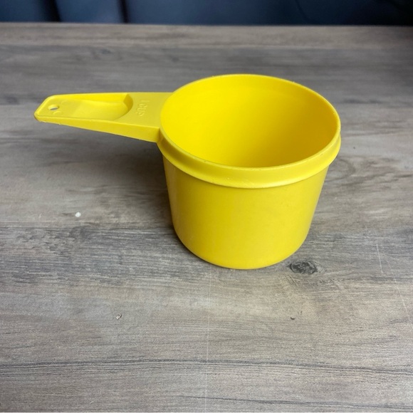 VTG Tupperware Yellow Daffodil Measuring Cup, 1 Cup, Replacement Part Nesting - Picture 1 of 4